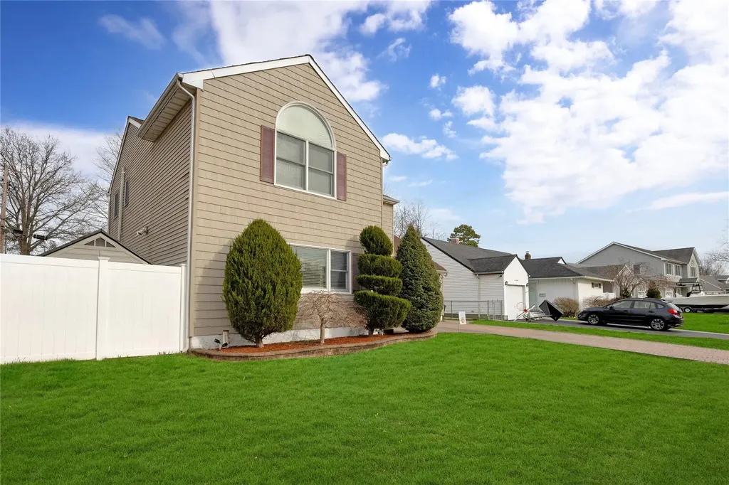 518 Farmranch Road E Bethpage NY 11714