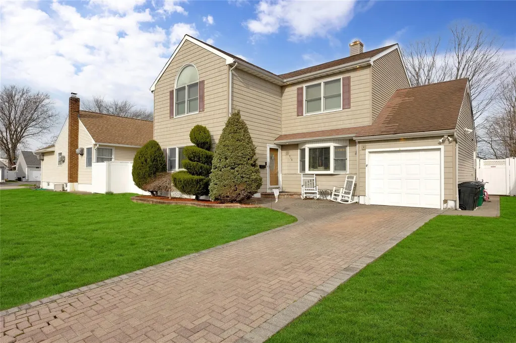 518 Farmranch Road E Bethpage NY 11714