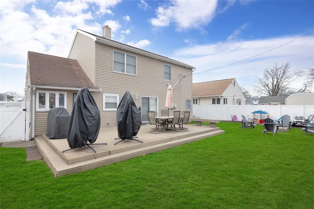 518 Farmranch Road E Bethpage NY 11714
