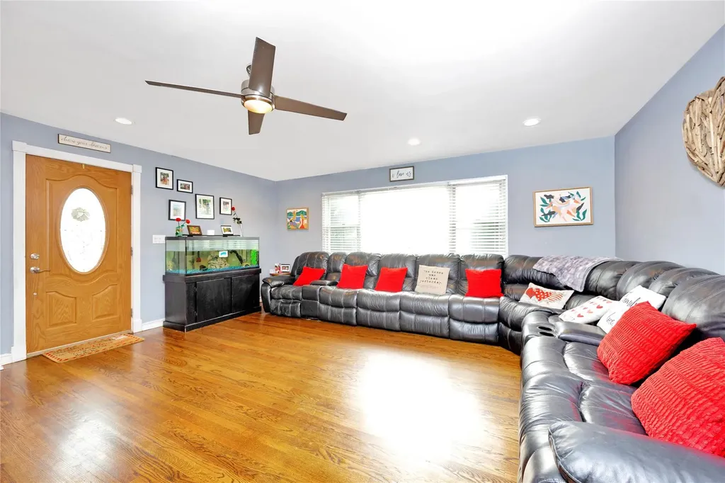 518 Farmranch Road E Bethpage NY 11714