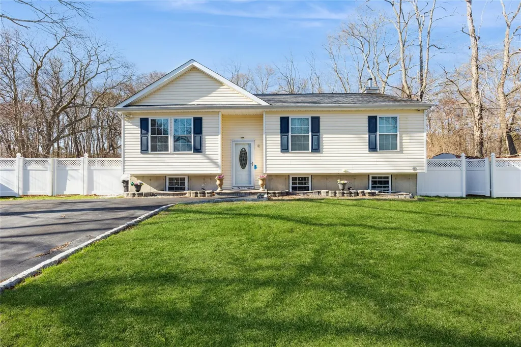 7 Baldwin Court Medford NY 11763