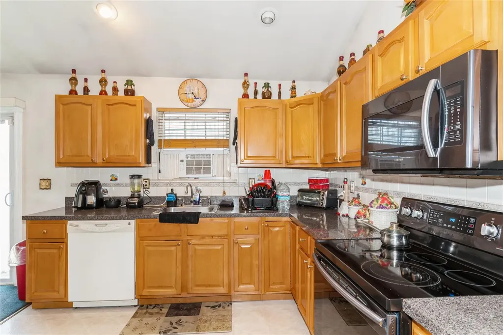7 Baldwin Court Medford NY 11763