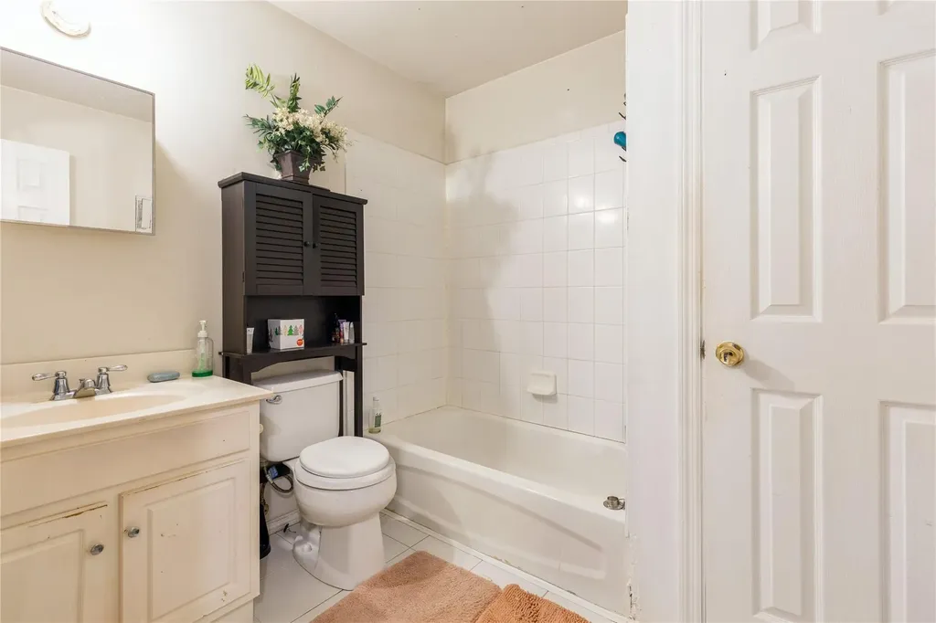 7 Baldwin Court Medford NY 11763