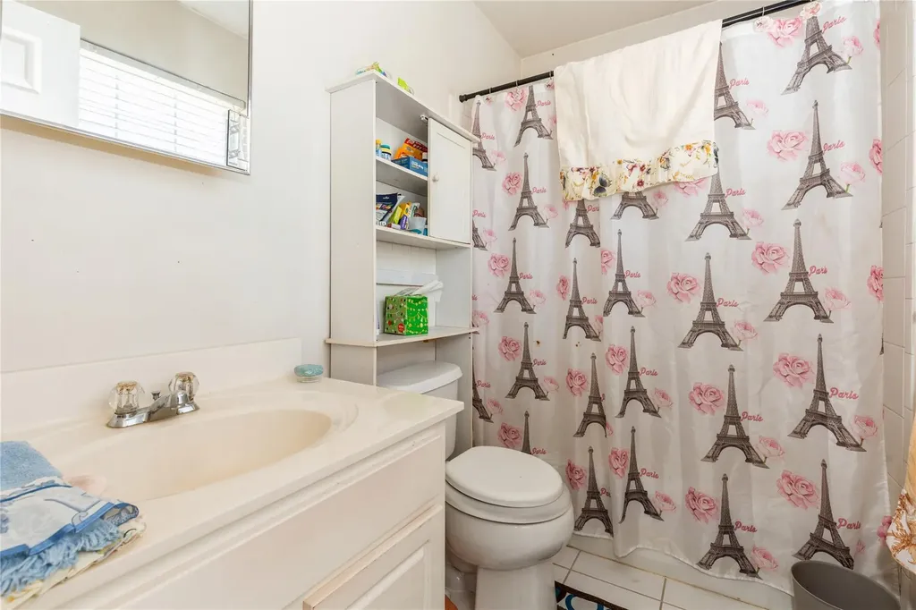 7 Baldwin Court Medford NY 11763