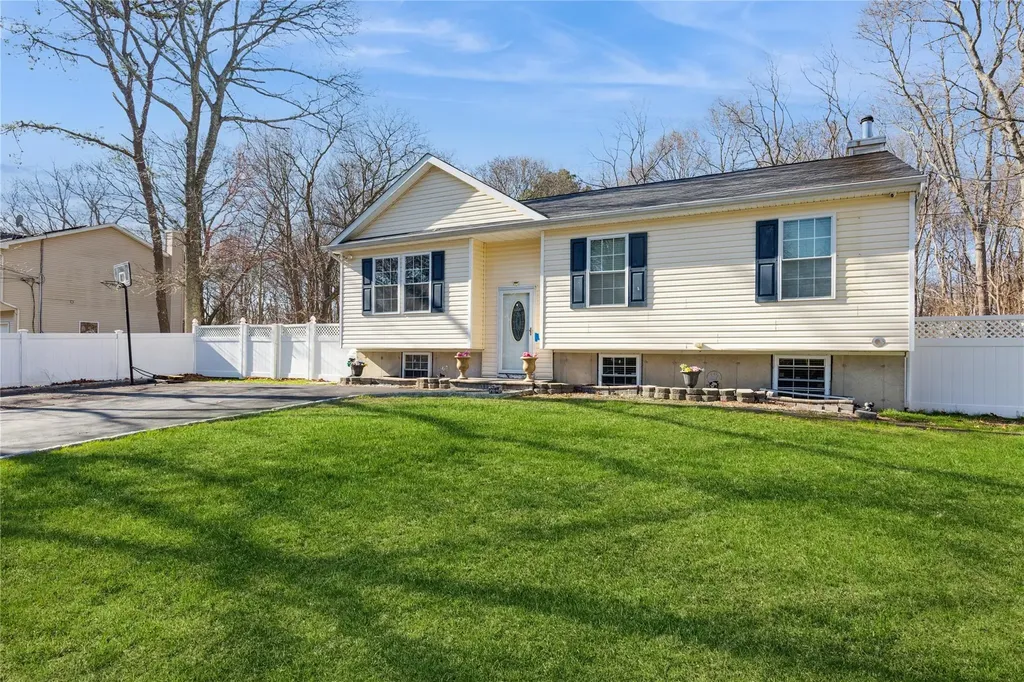 7 Baldwin Court Medford NY 11763