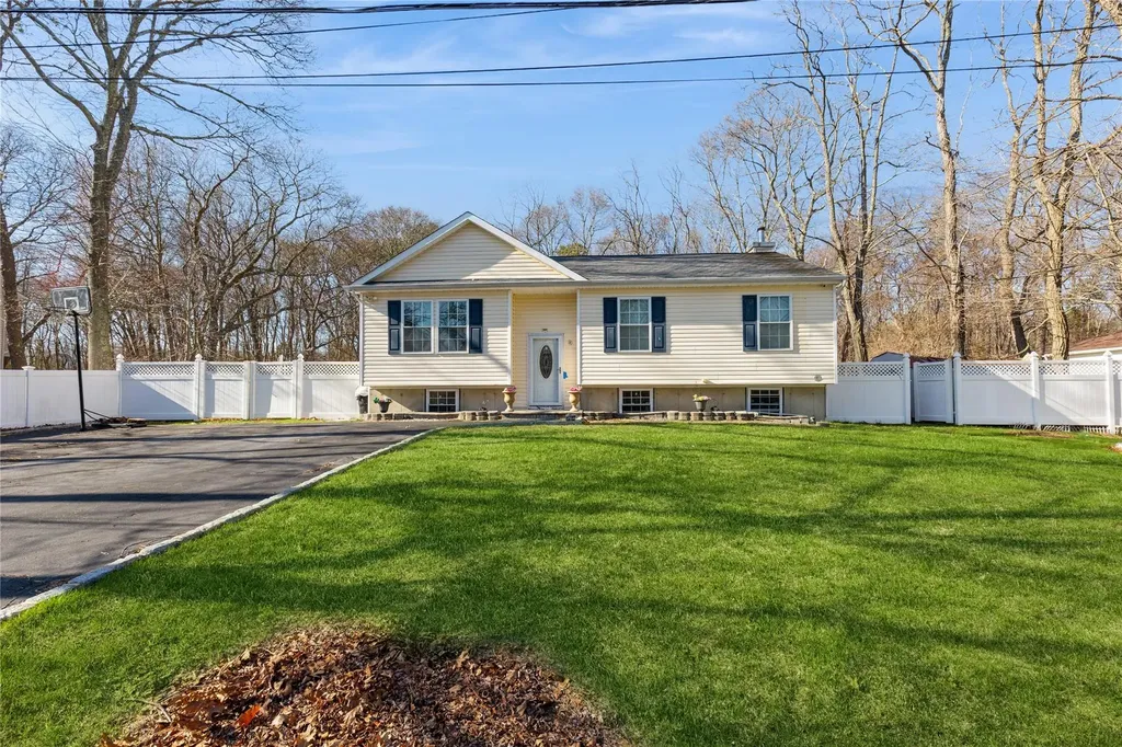7 Baldwin Court Medford NY 11763
