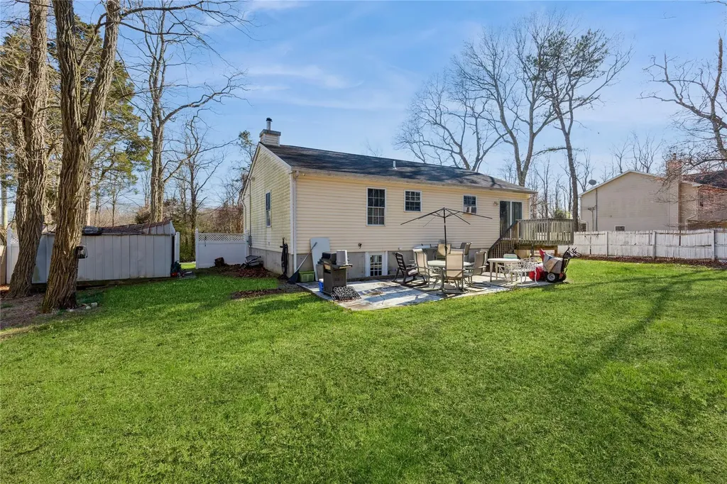 7 Baldwin Court Medford NY 11763