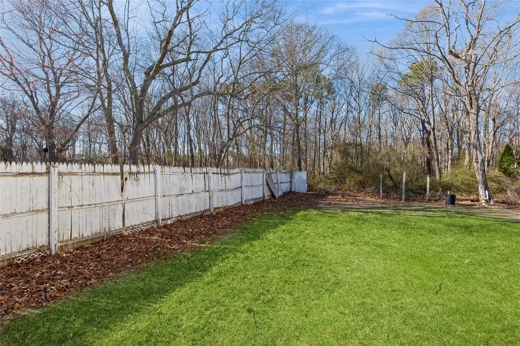 7 Baldwin Court Medford NY 11763