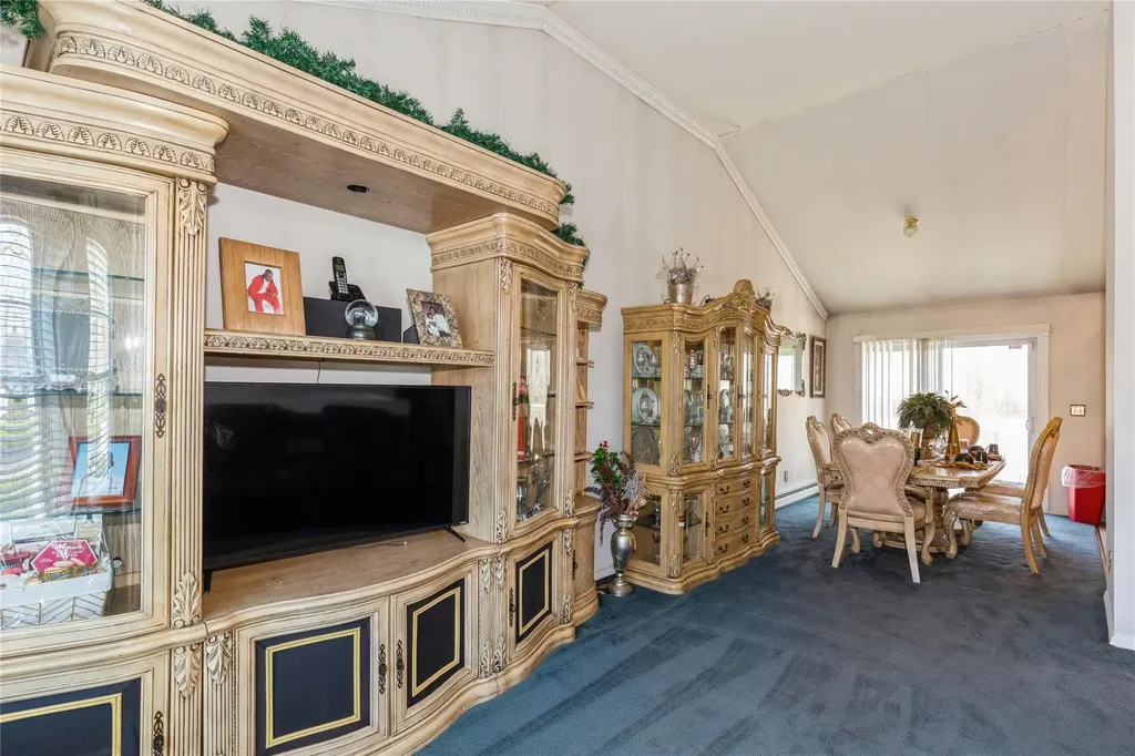 7 Baldwin Court Medford NY 11763