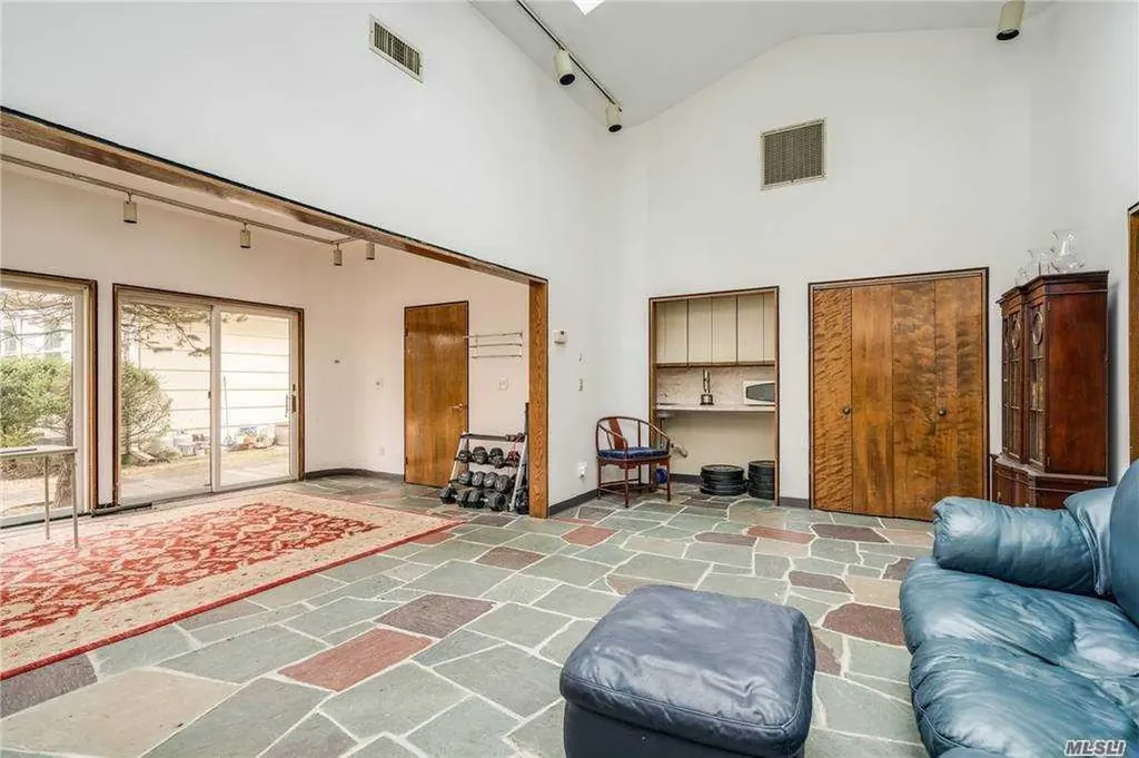 335 Jericho Turnpike Old Westbury NY 11568