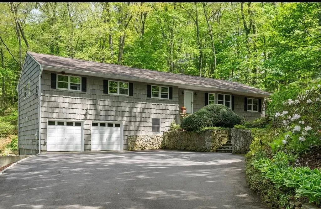 96 Bay Road Halesite NY 11743