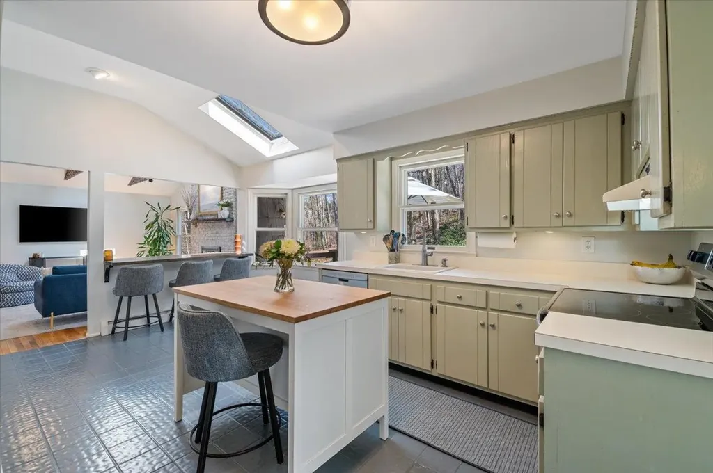96 Bay Road Halesite NY 11743