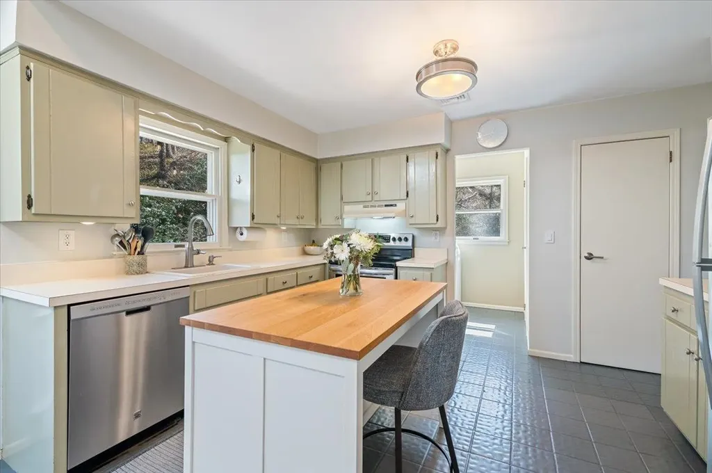 96 Bay Road Halesite NY 11743