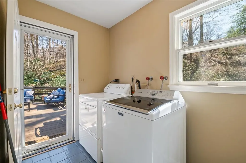 96 Bay Road Halesite NY 11743