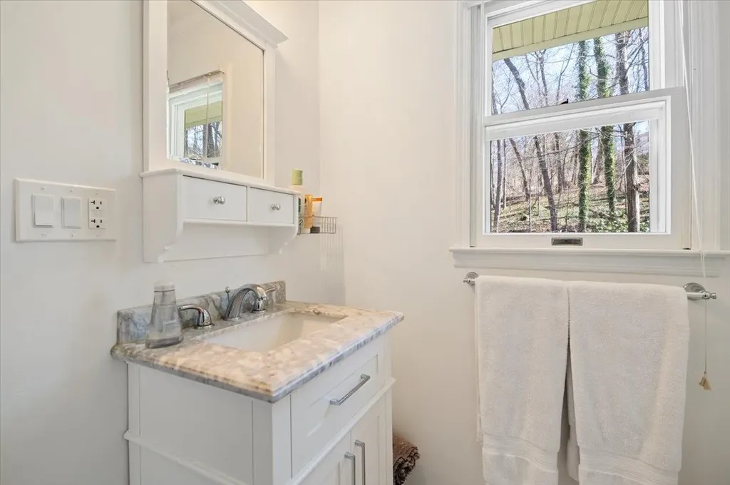 96 Bay Road Halesite NY 11743
