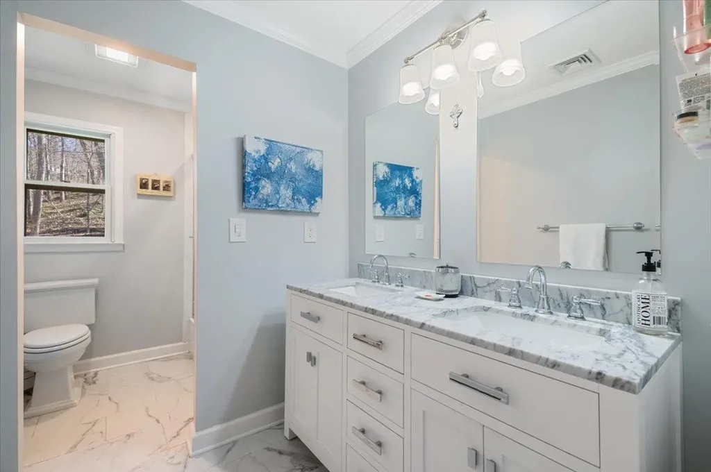 96 Bay Road Halesite NY 11743