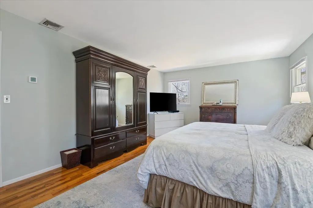 96 Bay Road Halesite NY 11743