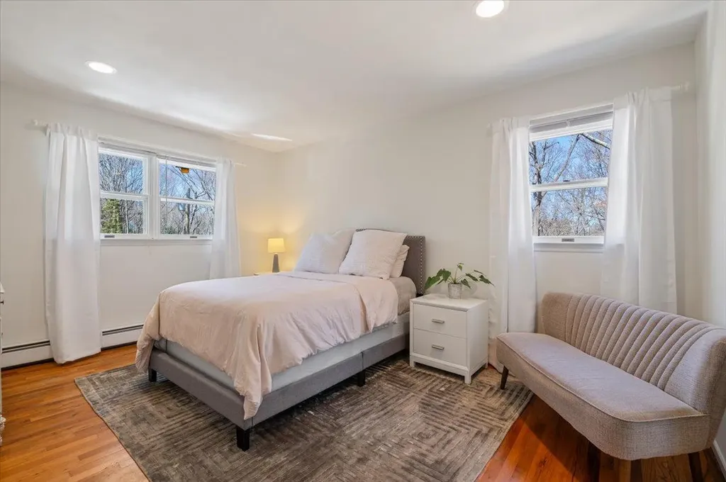 96 Bay Road Halesite NY 11743