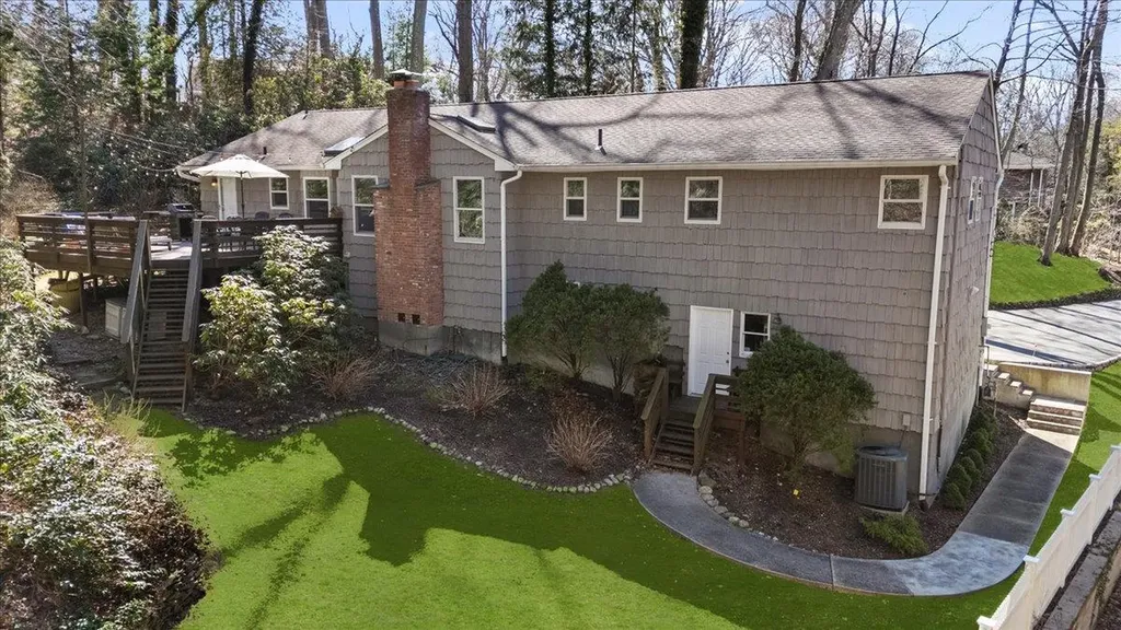 96 Bay Road Halesite NY 11743