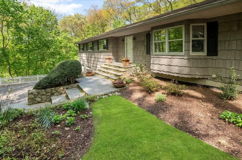 96 Bay Road Halesite NY 11743