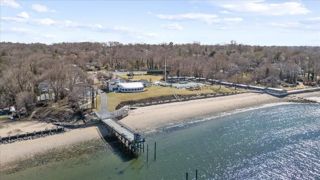 96 Bay Road Halesite NY 11743