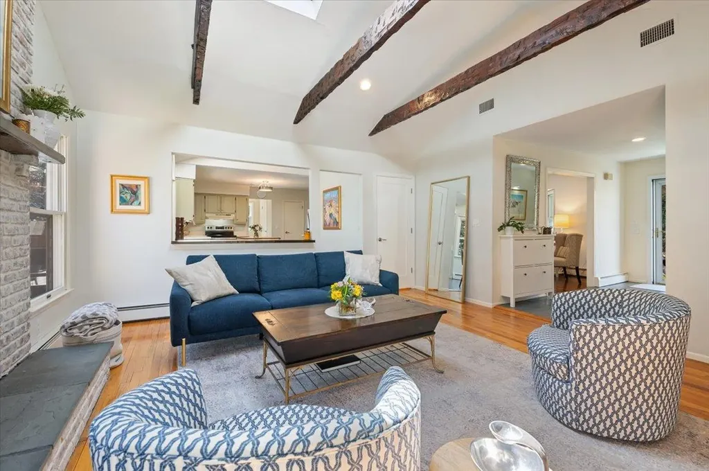 96 Bay Road Halesite NY 11743