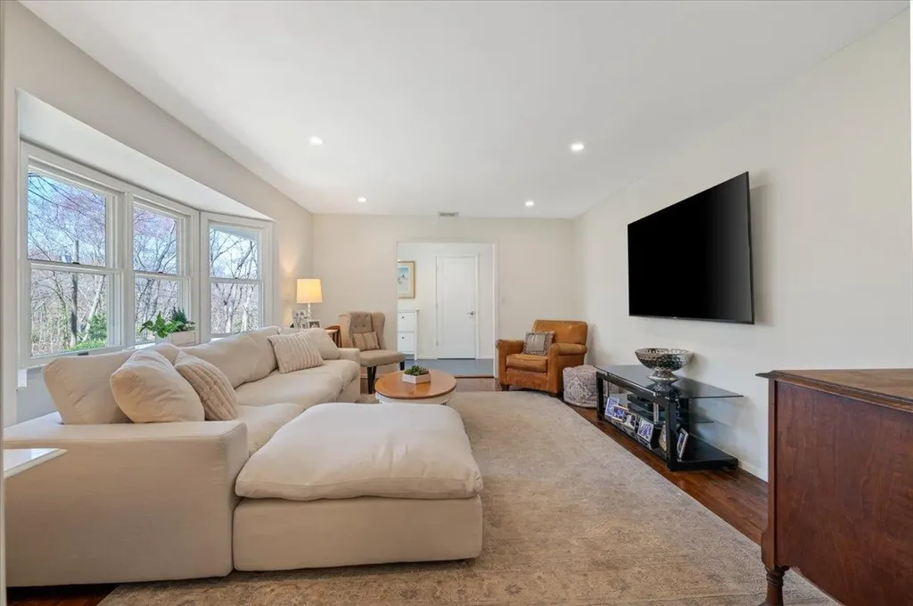 96 Bay Road Halesite NY 11743