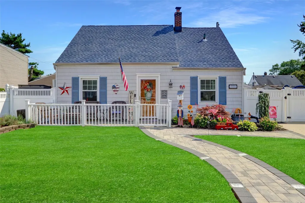 18 Clay Lane Levittown NY 11756