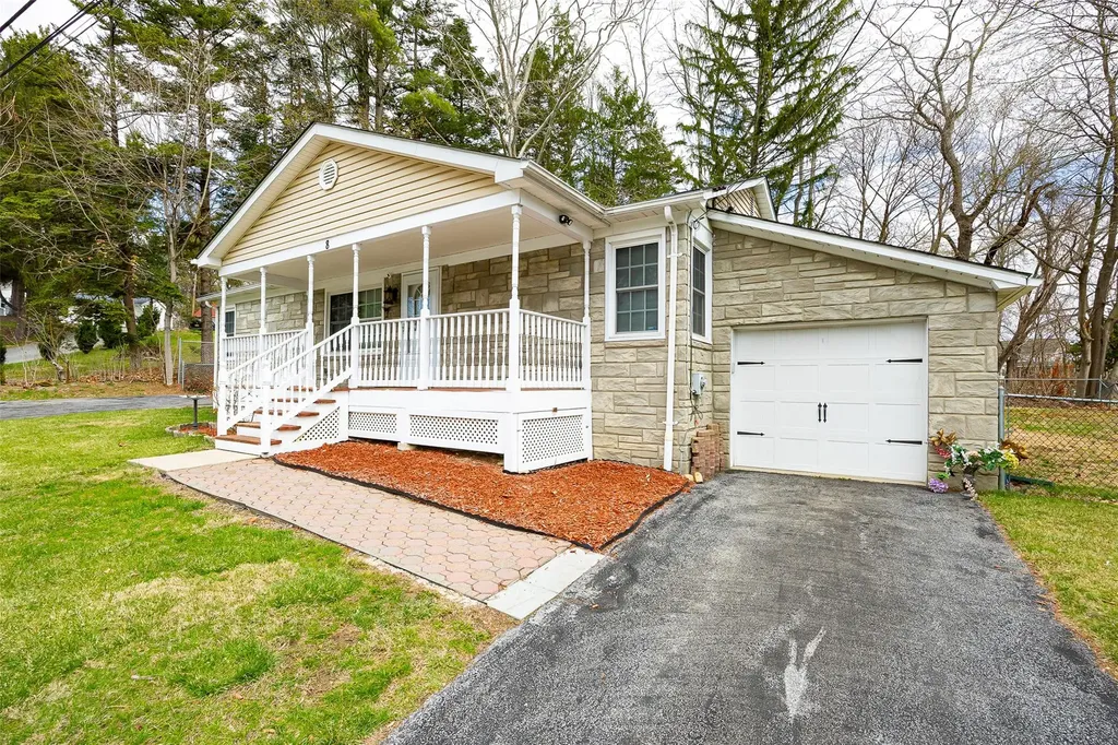 8 Holt Road Hyde Park NY 12538