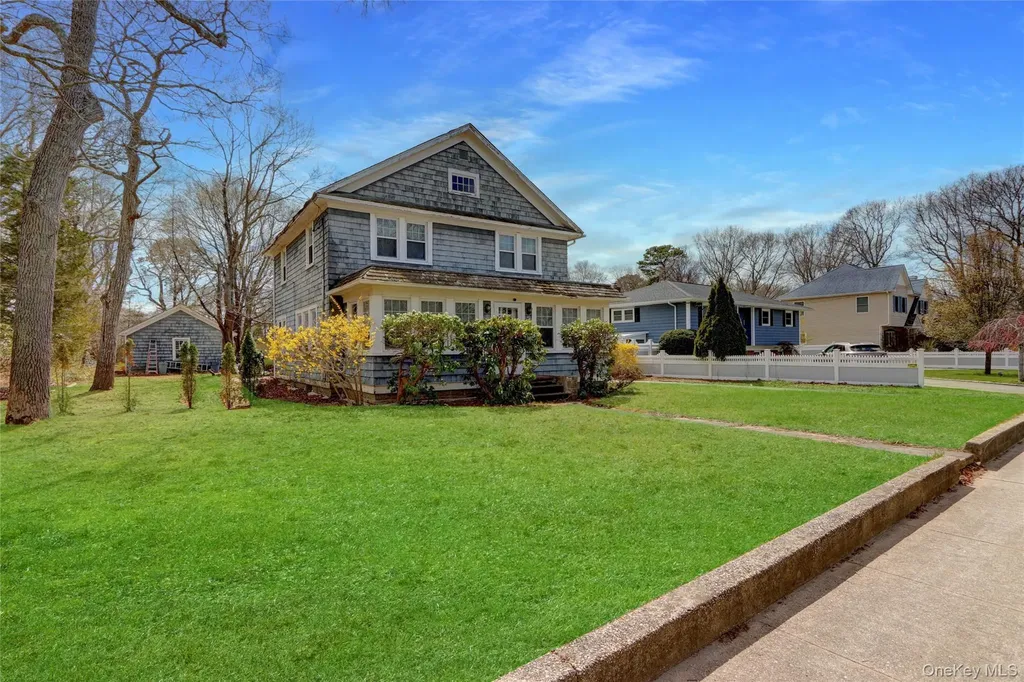 40 Argonne Road E Hampton Bays NY 11946