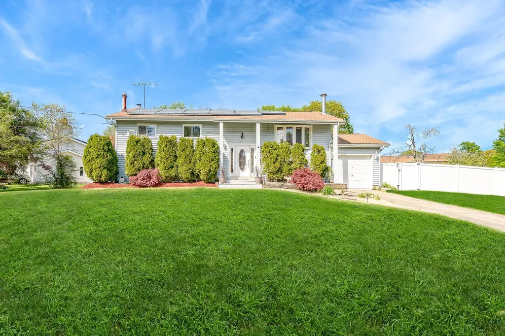 47 Briarwood Road Babylon NY 11798