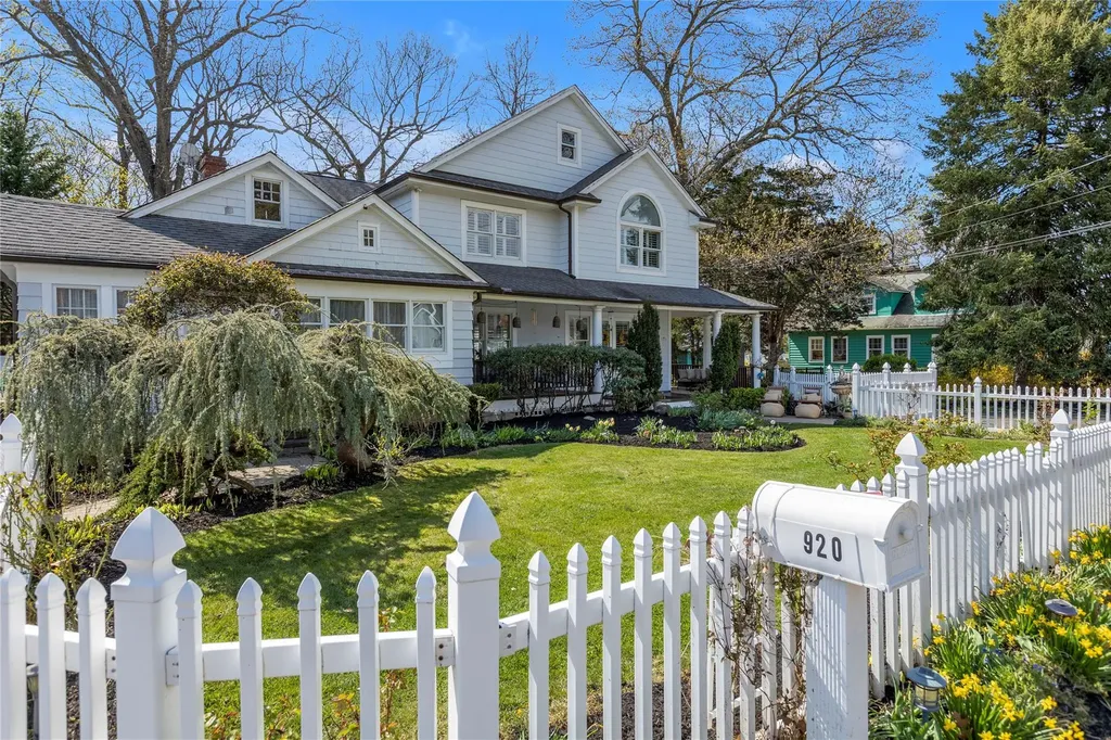 920 Washington Drive Centerport NY 11721