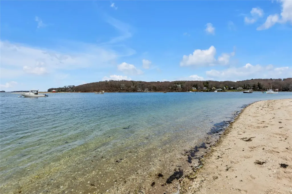 920 Washington Drive Centerport NY 11721