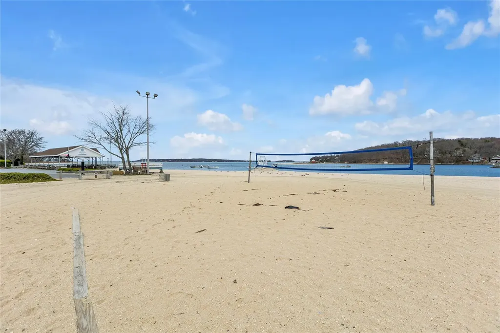 920 Washington Drive Centerport NY 11721