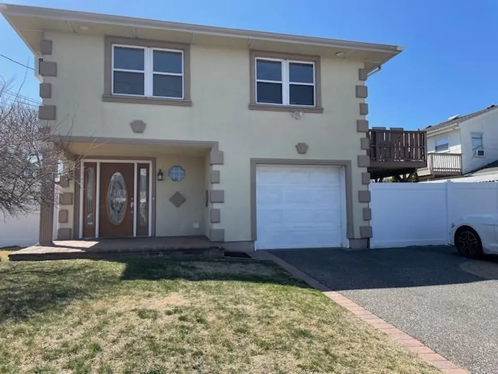 733 Shore Walk Babylon NY 11757
