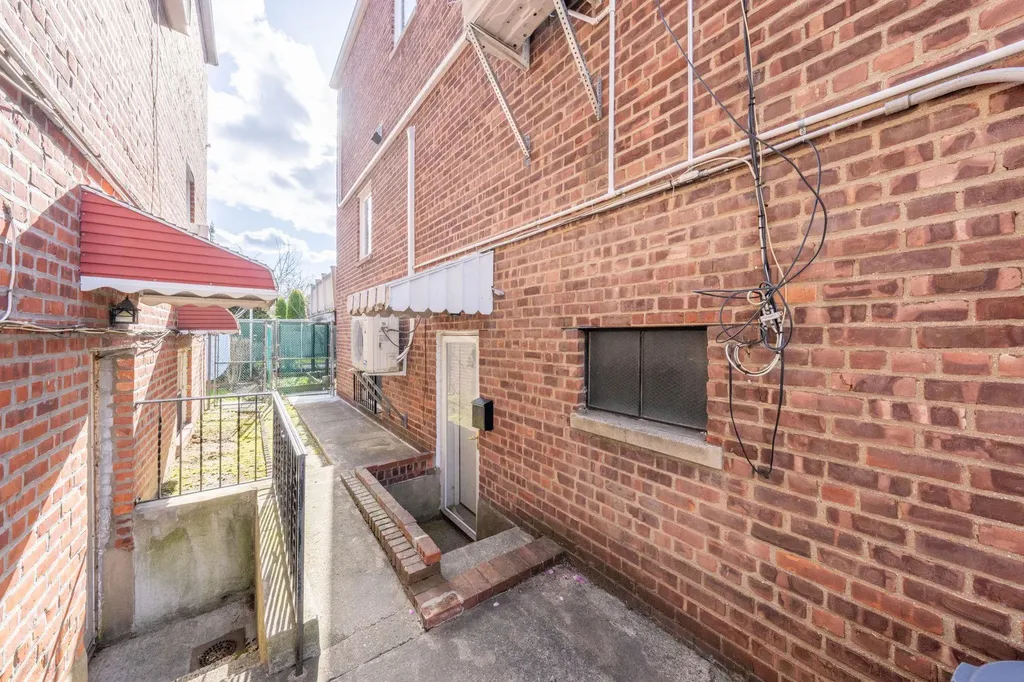 2013 Narragansett Avenue Bronx NY 10461