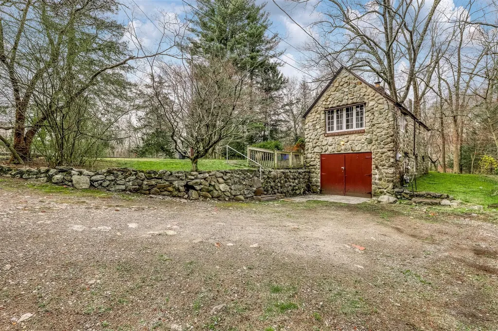 9 Bayard Lane S Suffern NY 10901