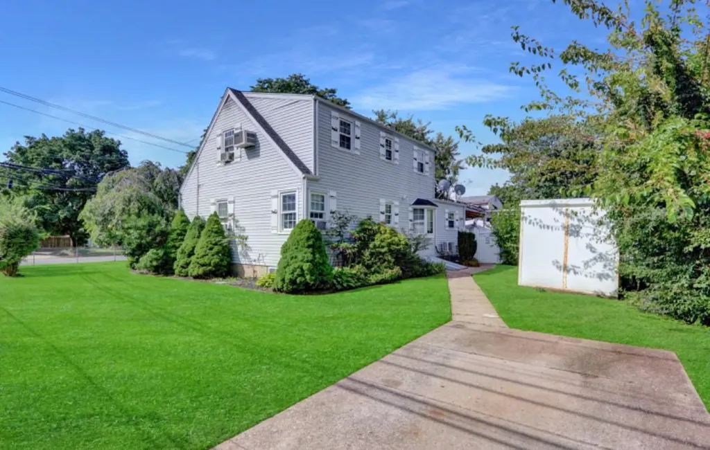 689 Nicolls Road Deer Park NY 11729