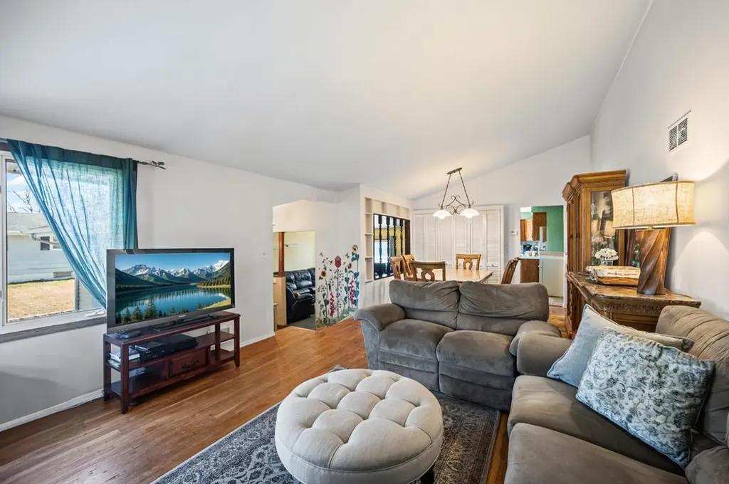 25 Pine Hill Lane Dix Hills NY 11746
