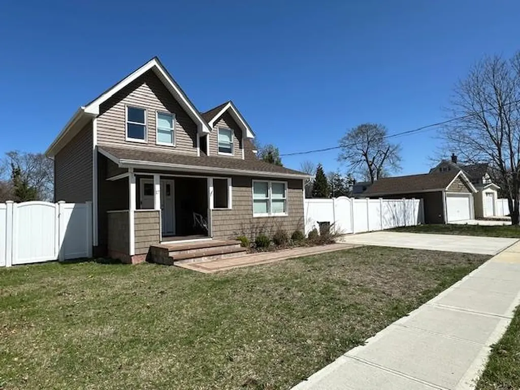 17 2nd Street Islip NY 11751