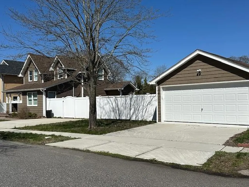 17 2nd Street Islip NY 11751