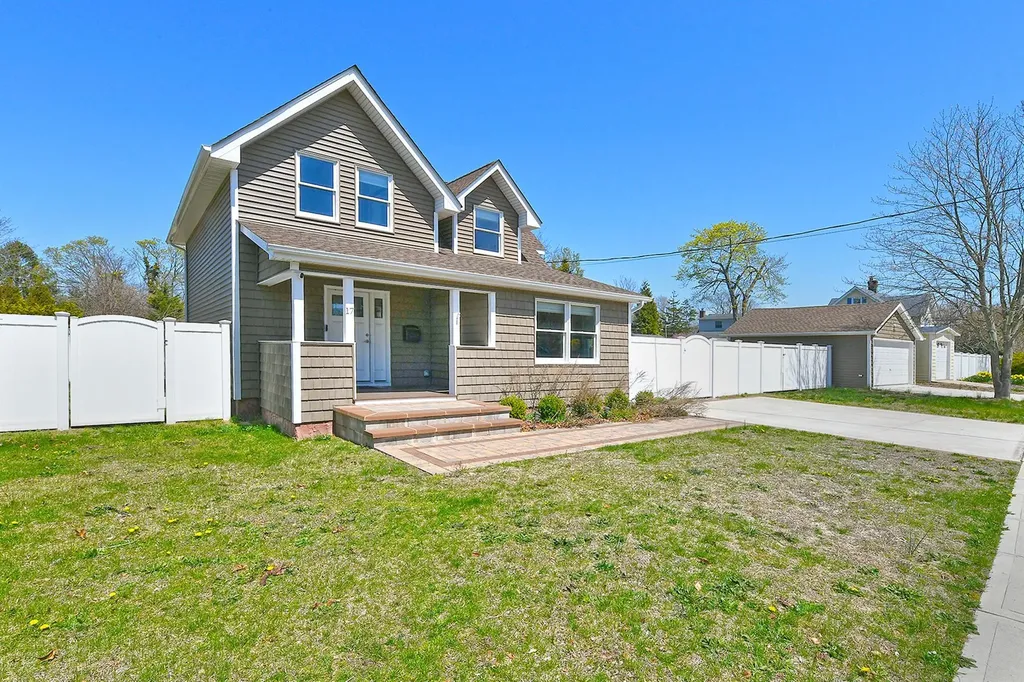 17 2nd Street Islip NY 11751