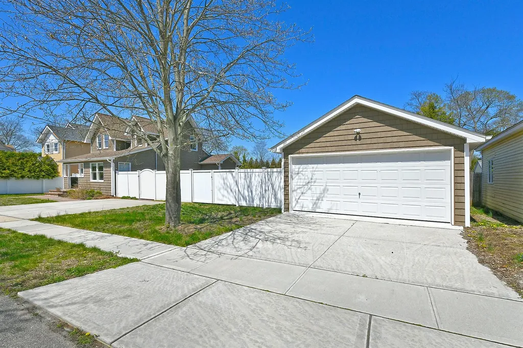 17 2nd Street Islip NY 11751