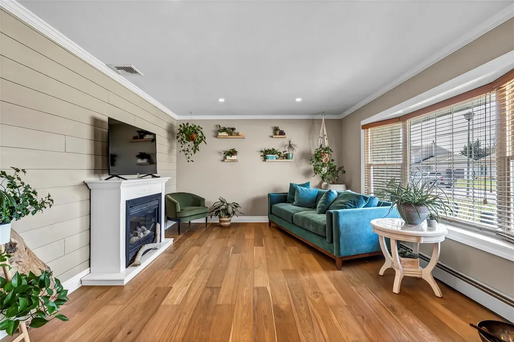 76 Sequoia Way Holbrook NY 11741
