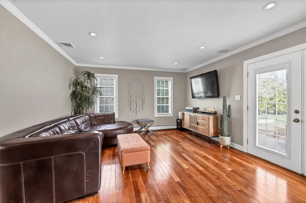 76 Sequoia Way Holbrook NY 11741