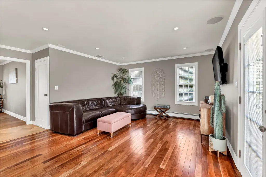 76 Sequoia Way Holbrook NY 11741
