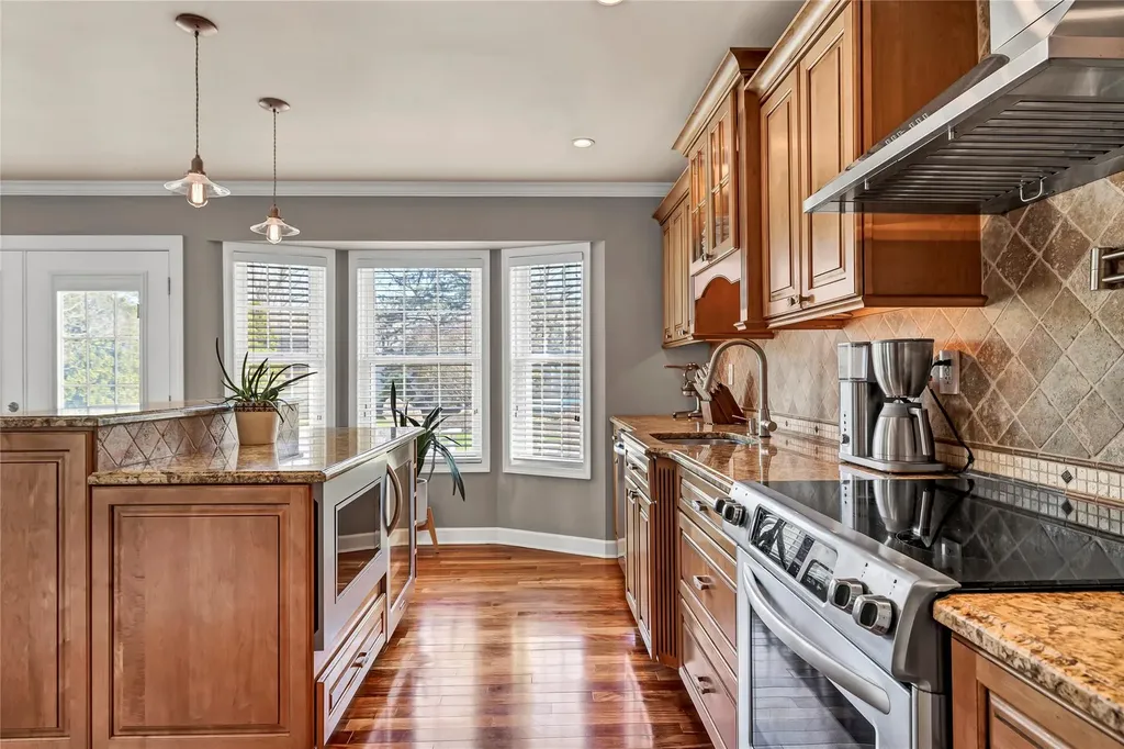 76 Sequoia Way Holbrook NY 11741