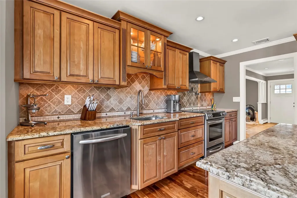76 Sequoia Way Holbrook NY 11741