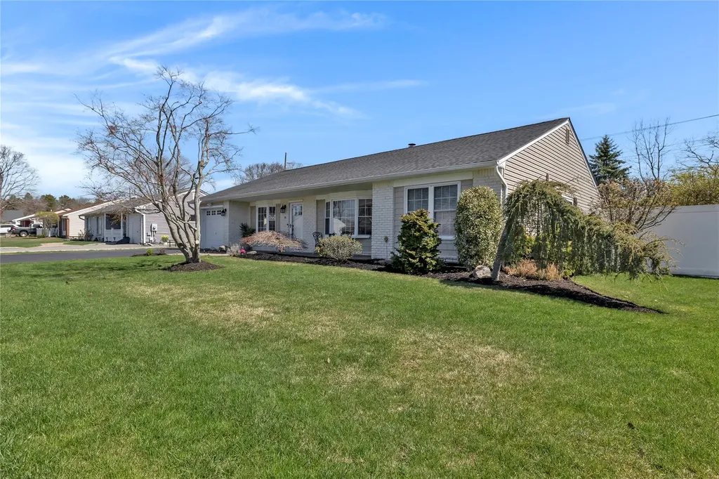 76 Sequoia Way Holbrook NY 11741