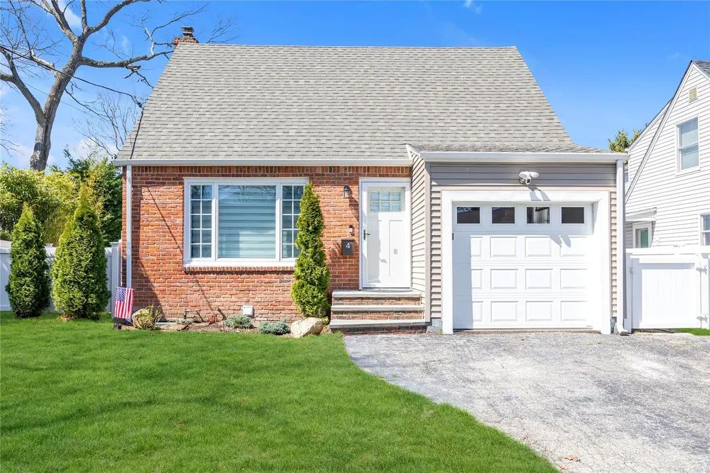 4 Oak Ridge Lane Albertson NY 11507